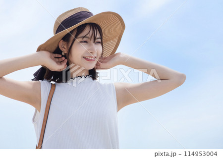 海辺を歩く若い女性 海辺を歩く若い女性 114953004