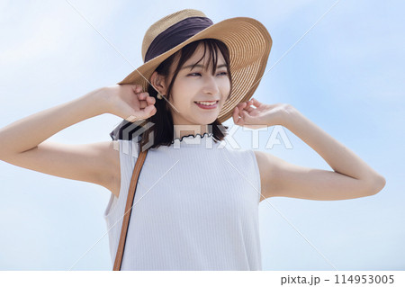 海辺を歩く若い女性 海辺を歩く若い女性 114953005