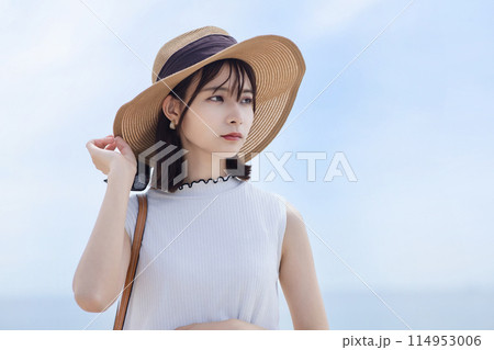 海辺を歩く若い女性 114953006