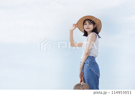海辺を歩く若い女性 海辺を歩く若い女性 114953051