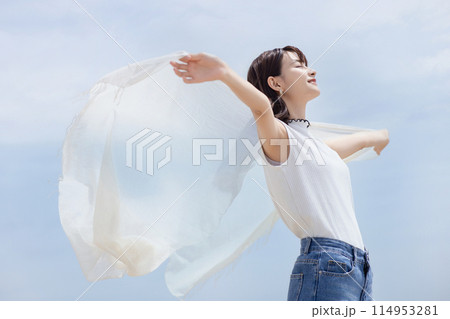 海辺で風を感じる若い女性 海辺で風を感じる若い女性 114953281