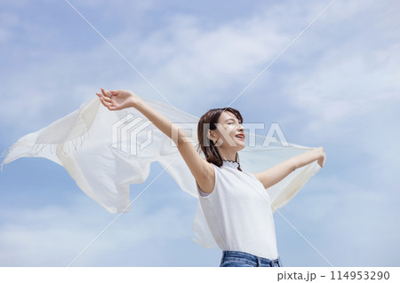 海辺で風を感じる若い女性 海辺で風を感じる若い女性 114953290