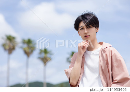 休日を楽しむ若い男性 休日を楽しむ若い男性 114953493
