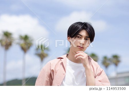 休日を楽しむ若い男性 114953500