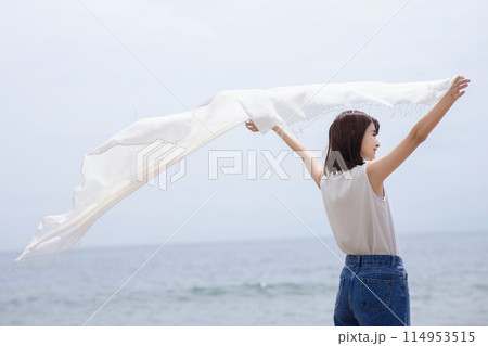 海辺で風を感じる若い女性 海辺で風を感じる若い女性 114953515