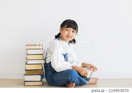 女の子 小学生 114953670