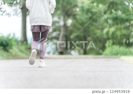 ダイエット・カロリー消費のため公園でウォーキング・運動をするスポーツウェアのアジア人女性の足元 ダイエット・カロリー消費のため公園でウォーキング・運動をするスポーツウェアのアジア人女性の足元 114953919