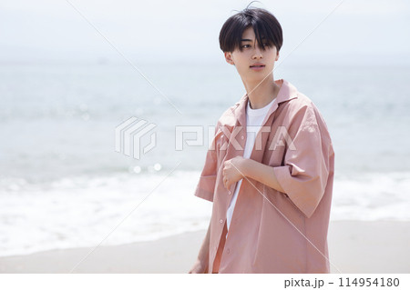 ビーチで遊ぶ若い男性 ビーチで遊ぶ若い男性 114954180