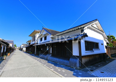 【兵庫県】快晴の河原町妻入商家群の町並み（丹波篠山城下町） 114955123