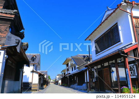 【兵庫県】快晴の河原町妻入商家群の町並み（丹波篠山城下町） 114955124