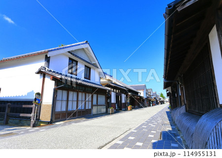 【兵庫県】快晴の河原町妻入商家群の町並み（丹波篠山城下町） 114955131