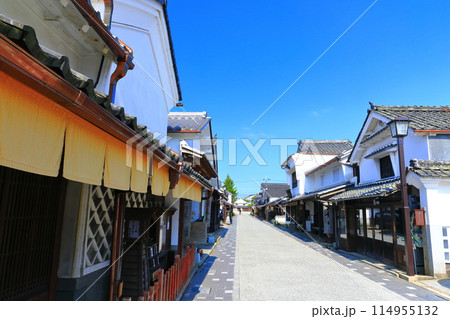 【兵庫県】快晴の河原町妻入商家群の町並み（丹波篠山城下町） 114955132