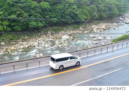 木曽川横の中山道を走行する乗用車 木曽川横の中山道を走行する乗用車 114956472