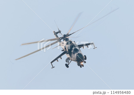 Mi-24ハインド攻撃ヘリコプター正面 114956480