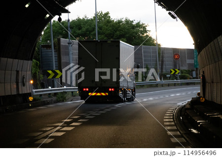 高速道路 トンネル 走行イメージ 高速道路 トンネル 走行イメージ 114956496