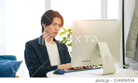 オフィスでPCを使う男性 114956554