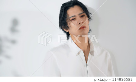 男性のファッション・美容イメージ　メンズコスメ 114956585