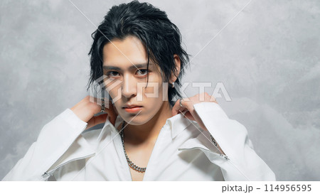 男性のファッション・美容イメージ　メンズコスメ 114956595