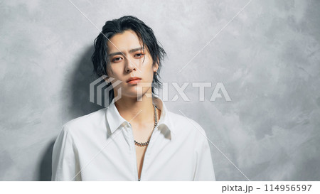 男性のファッション・美容イメージ　メンズコスメ 114956597