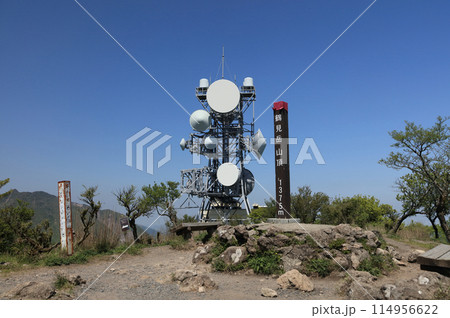 鶴見岳山頂の標柱とパラボラアンテナ 鶴見岳山頂の標柱とパラボラアンテナ 114956622