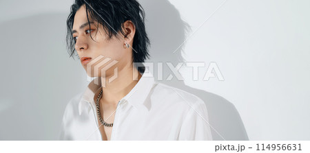 男性のファッション・美容イメージ　メンズコスメ 114956631