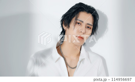 男性のファッション・美容イメージ　メンズコスメ 114956697