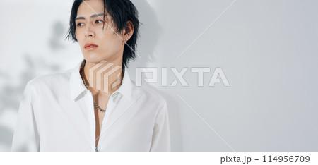 男性のファッション・美容イメージ　メンズコスメ 114956709