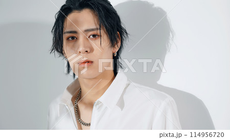 男性のファッション・美容イメージ　メンズコスメ 114956720