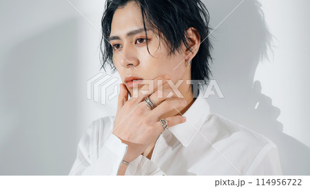 男性のファッション・美容イメージ　メンズコスメ 114956722