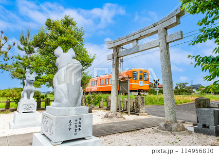 島根県 一畑電車 粟津稲生神社を走る電車 島根県 一畑電車 粟津稲生神社を走る電車 114956810