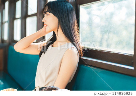 電車で旅をする女性 114956925