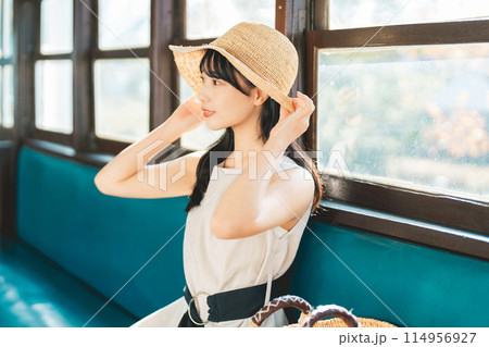 夏に電車で旅をする女性 夏に電車で旅をする女性 114956927