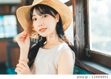 電車で旅をする女性 114956931