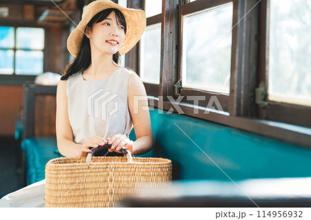 夏に電車で旅をする女性 夏に電車で旅をする女性 114956932