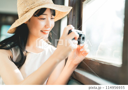 夏に電車で旅をする女性 114956935