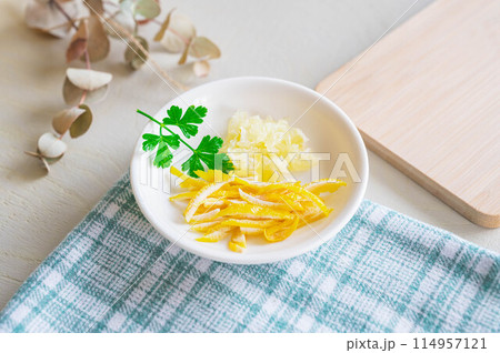 国産レモンの果肉と皮 114957121