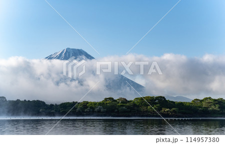 富士山に架かる雲　精進湖 114957380