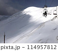 広大な雪山に掛かるリフト 114957812