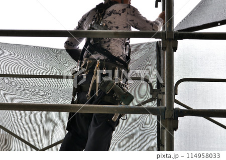 とび職人 足場解体現場の風景 とび職人 足場解体現場の風景 114958033