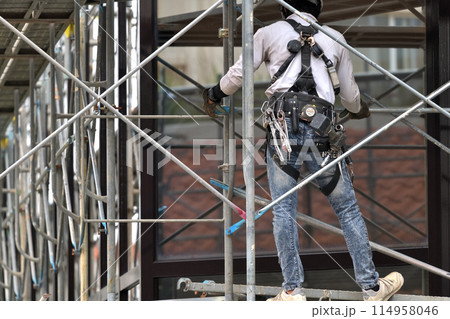 とび職人　足場解体現場の風景 114958046