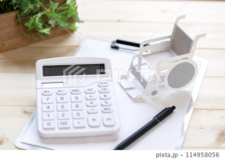車椅子と電卓　ケアプラン 114958056