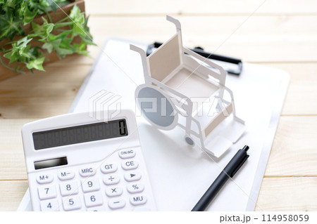 車椅子と電卓　ケアプラン 114958059