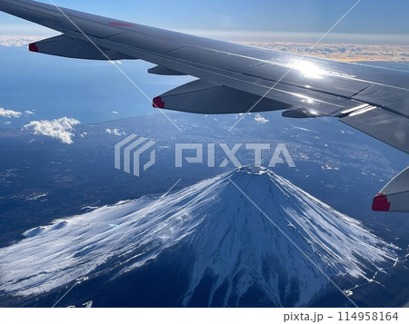 飛行機から見た富士山 114958164