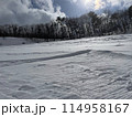 冬の晴れた日のスキー場 114958167