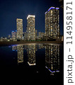 水たまりに映る夜景 114958171