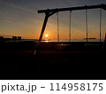 夕陽に映えるブランコ 114958175