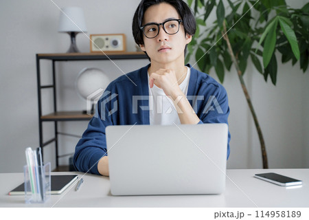 男性　パソコン　リモートワーク　テレワーク　オンライン学習　自宅 114958189