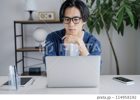 男性 パソコン リモートワーク テレワーク オンライン学習 自宅 男性 パソコン リモートワーク テレワーク オンライン学習 自宅 114958192