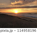美しい海岸の夕日 114958196