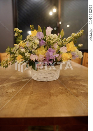 テーブルの上にある花 114958293